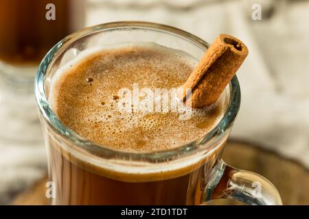 Rhum beurré chaud et chaud avec cannelle Banque D'Images