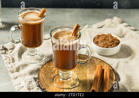 Rhum beurré chaud et chaud avec cannelle Banque D'Images