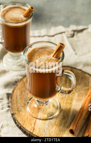 Rhum beurré chaud et chaud avec cannelle Banque D'Images