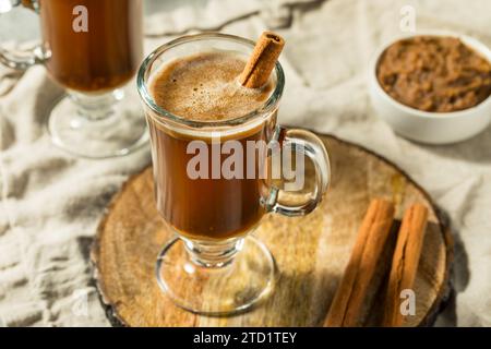 Rhum beurré chaud et chaud avec cannelle Banque D'Images