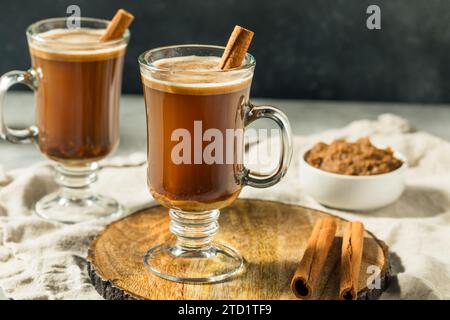 Rhum beurré chaud et chaud avec cannelle Banque D'Images