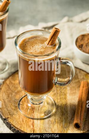 Rhum beurré chaud et chaud avec cannelle Banque D'Images