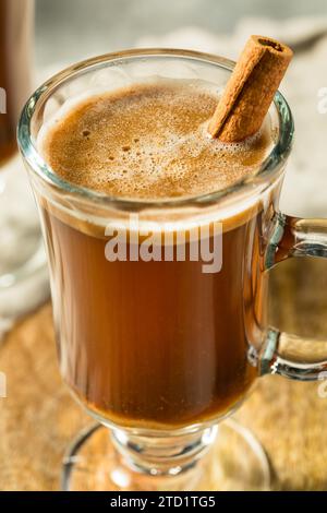 Rhum beurré chaud et chaud avec cannelle Banque D'Images