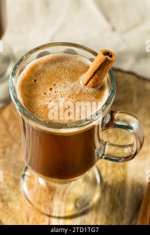 Rhum beurré chaud et chaud avec cannelle Banque D'Images