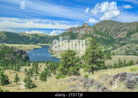 Ci-dessous le lac holter (beartooth Sleeping Giant) montagne vue de la faune de beartooth près de wolf creek, Montana Banque D'Images