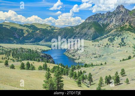 Ci-dessous le lac holter (beartooth Sleeping Giant) montagne vue de la faune de beartooth près de wolf creek, Montana Banque D'Images