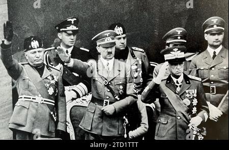 HITLER À ROME EN 1936. De gauche à droite : Benito Mussolini, Adolf Hitler, le roi Victor Emmanuel III et derrière lui Rudolf Hess Banque D'Images