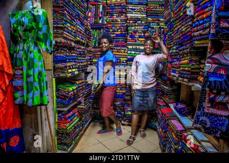 Les commerçants sont arrêtés pour une photo dans un magasin de tissus de la rue Biashara le 19 octobre 2023 à Nairobi, au Kenya. Afrowema (une mode éthique et durable Banque D'Images