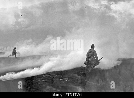 GUERRE SINO-JAPONAISE 1937-1945. L'infanterie japonaise attaque sous couvert de fumée. Banque D'Images