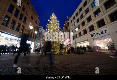 PRODUCTION - 15 décembre 2023, Rhénanie du Nord-Westphalie, Cologne : un arbre de Noël se dresse dans la zone piétonne de Schildergasse. Photo : Henning Kaiser/dpa Banque D'Images