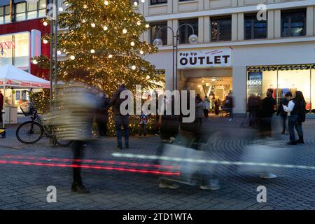 PRODUCTION - 15 décembre 2023, Rhénanie du Nord-Westphalie, Cologne : un arbre de Noël se dresse dans la zone piétonne de Schildergasse. Photo : Henning Kaiser/dpa Banque D'Images