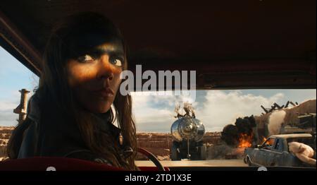 DATE DE SORTIE : 24 mai 2024. TITRE : Furiosa : a Mad Max Saga. STUDIO : Village Roadshow Pictures. RÉALISATEUR : George Miller. INTRIGUE : l'histoire d'origine de la guerrière renégate Furiosa avant sa rencontre et son équipe avec Mad Max. AVEC ANYA TAYLOR-JOY dans le rôle de Furiosa. (Image de crédit : © Village Roadshow Pictures/Entertainment Pictures/ZUMAPRESS.com) USAGE ÉDITORIAL SEULEMENT! Non destiné à UN USAGE commercial ! Banque D'Images