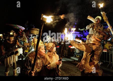 ©PHOTOPQR/LE DAUPHINE/Grégory YETCHMENIZA ; Evian-les-bains ; 15/12/2023 ; Evian-les-bains, le 15 décembre 2023. Chaine hiver, les flottins et flottines investivent leur village tout de bois flotté apporté par les eaux. Le petit peuple flottant arrive sur les quais après avoir navigué jusqu’à Evian. Photo : Grégory Yetchmeniza / le Dauphiné libéré Evian les bains, France, 15 décembre 2023. L'imagination de Noël d'Evian chaque hiver, les flottins et flottines investissent entièrement leur village avec du bois flotté apporté par les eaux. Le petit peuple Flottin arrive sur les quais après avoir navigué Banque D'Images