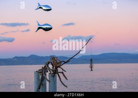 ©PHOTOPQR/LE DAUPHINE/Grégory YETCHMENIZA ; Evian-les-bains ; 15/12/2023 ; Evian-les-bains, le 15 décembre 2023. Chaine hiver, les flottins et flottines investivent leur village tout de bois flotté apporté par les eaux. Le petit peuple flottant arrive sur les quais après avoir navigué jusqu’à Evian. Photo : Grégory Yetchmeniza / le Dauphiné libéré Evian les bains, France, 15 décembre 2023. L'imagination de Noël d'Evian chaque hiver, les flottins et flottines investissent entièrement leur village avec du bois flotté apporté par les eaux. Le petit peuple Flottin arrive sur les quais après avoir navigué Banque D'Images