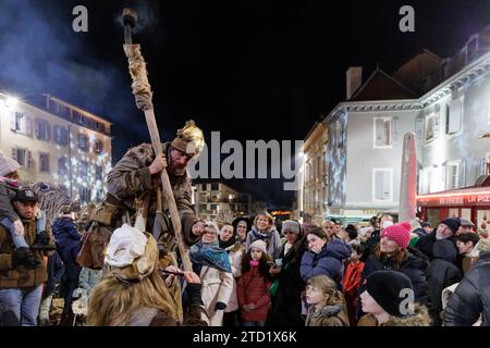 ©PHOTOPQR/LE DAUPHINE/Grégory YETCHMENIZA ; Evian-les-bains ; 15/12/2023 ; Evian-les-bains, le 15 décembre 2023. Chaine hiver, les flottins et flottines investivent leur village tout de bois flotté apporté par les eaux. Le petit peuple flottant arrive sur les quais après avoir navigué jusqu’à Evian. Photo : Grégory Yetchmeniza / le Dauphiné libéré Evian les bains, France, 15 décembre 2023. L'imagination de Noël d'Evian chaque hiver, les flottins et flottines investissent entièrement leur village avec du bois flotté apporté par les eaux. Le petit peuple Flottin arrive sur les quais après avoir navigué Banque D'Images