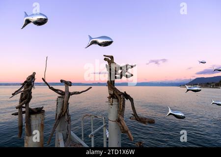 ©PHOTOPQR/LE DAUPHINE/Grégory YETCHMENIZA ; Evian-les-bains ; 15/12/2023 ; Evian-les-bains, le 15 décembre 2023. Chaine hiver, les flottins et flottines investivent leur village tout de bois flotté apporté par les eaux. Le petit peuple flottant arrive sur les quais après avoir navigué jusqu’à Evian. Photo : Grégory Yetchmeniza / le Dauphiné libéré Evian les bains, France, 15 décembre 2023. L'imagination de Noël d'Evian chaque hiver, les flottins et flottines investissent entièrement leur village avec du bois flotté apporté par les eaux. Le petit peuple Flottin arrive sur les quais après avoir navigué Banque D'Images