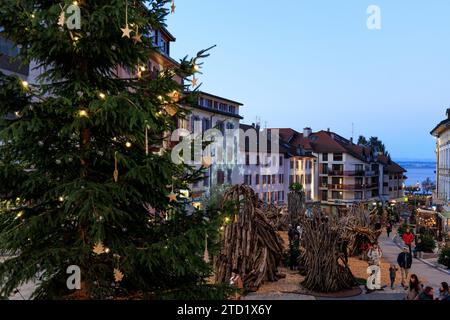 ©PHOTOPQR/LE DAUPHINE/Grégory YETCHMENIZA ; Evian-les-bains ; 15/12/2023 ; Evian-les-bains, le 15 décembre 2023. Chaine hiver, les flottins et flottines investivent leur village tout de bois flotté apporté par les eaux. Le petit peuple flottant arrive sur les quais après avoir navigué jusqu’à Evian. Photo : Grégory Yetchmeniza / le Dauphiné libéré Evian les bains, France, 15 décembre 2023. L'imagination de Noël d'Evian chaque hiver, les flottins et flottines investissent entièrement leur village avec du bois flotté apporté par les eaux. Le petit peuple Flottin arrive sur les quais après avoir navigué Banque D'Images