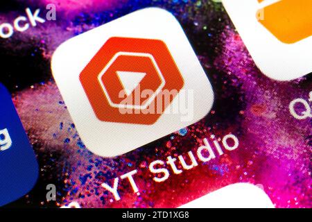 OSTRAVA, RÉPUBLIQUE TCHÈQUE - 2 AOÛT 2023 : icône de l'application mobile YT Studio sur smartphone iPhone Banque D'Images