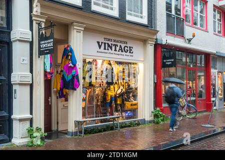 Time machine Vintage, la première boutique vintage d'Amsterdam, dans la Nieuwe Hoogstraat. Banque D'Images