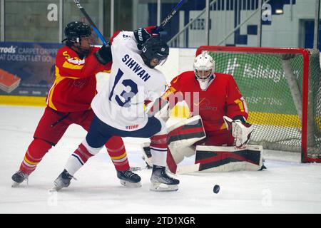 Dumfries, 15 décembre 2023. Song Jianuo et le netminder Chen Shifeng défendent pour la Chine contre Kim Sihwan jouant pour la Corée dans un match du Championnat du monde U20 de hockey sur glace 2024 de l'IIHF, Division II, Groupe A au Dumfries Ice Bowl. Crédit : Colin Edwards/Alamy Live News. Banque D'Images