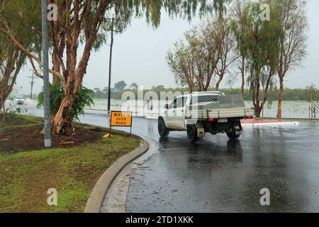 Les voitures tentent de passer une route dans la banlieue nord de Holloways Beach à Cairns à la suite du cyclone tropical Jasper. Le cyclone tropical Jasper a touché terre sur la région de Cairns en tant que système de catégorie 2 le mercredi 13 décembre, apportant des inondations généralisées, des débris et des vents puissants. Beaucoup dans l'extrême nord du Queensland connaissent les tempêtes tropicales, mais les variations de terrain et les conditions terrestres et côtières continuent d'apporter de nouveaux problèmes tels que les inondations soudaines et l'érosion. Certaines zones comme les banlieues des plages du Nord peuvent être inondées, comme c'est le cas à Holloways Beach. Banque D'Images