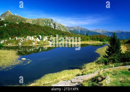 Lac de montagne. Eau cristalline. Lago Nero, Valle del Sestajone, Appennino Pistoiese, Toscane, Italie. Banque D'Images