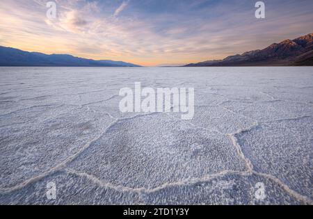 Formations de sel au bassin de Badwater, dans le parc national de la Vallée de la mort, en Californie. Banque D'Images