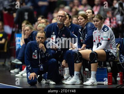 Herning, Danemark, le 15 décembre 2023 : l’équipe d’entraîneurs de Norvège est vue lors du match de demi-finale du Championnat du monde Femme IHF 2023 entre le Danemark et la Norvège à Jyske Bank Boxen à Herning, Danemark (Ane Frosaker / SPP) Banque D'Images