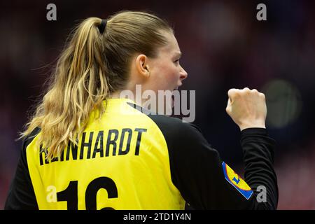 Herning, Danemark, le 15 décembre 2023 : la gardienne Althea Rebecca Reinhardt (16 Danemark) célèbre après avoir sauvé le ballon lors du match de demi-finale du Championnat du monde féminin IHF 2023 entre le Danemark et la Norvège à Jyske Bank Boxen à Herning, Danemark (Ane Frosaker / SPP) Banque D'Images