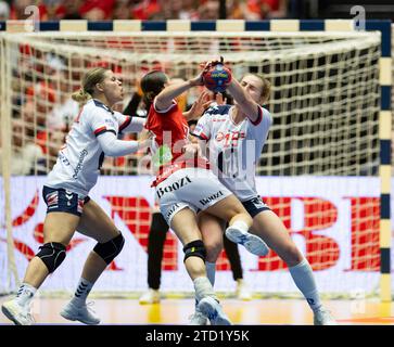 Herning, Danemark, 15 décembre 2023 : bataille pour le ballon lors du match de demi-finale du Championnat du monde Femme IHF 2023 entre le Danemark et la Norvège à Jyske Bank Boxen à Herning, Danemark (Ane Frosaker / SPP) Banque D'Images