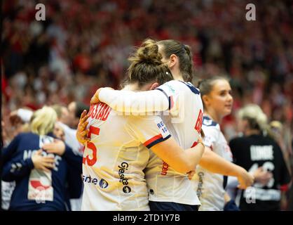 Herning, Danemark, 15 décembre 2023 : les joueuses norvégiennes célèbrent leur victoire en demi-finale du Championnat du monde Femme IHF 2023 entre le Danemark et la Norvège à Jyske Bank Boxen à Herning, Danemark (Ane Frosaker / SPP) Banque D'Images