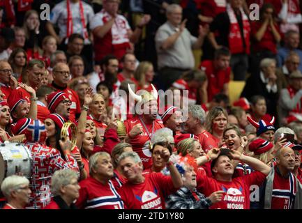 Herning, Danemark, 15 décembre 2023 : les supporters de Norvège sont vus lors du match de demi-finale du Championnat du monde Femme IHF 2023 entre le Danemark et la Norvège à Jyske Bank Boxen à Herning, Danemark (Ane Frosaker / SPP) Banque D'Images