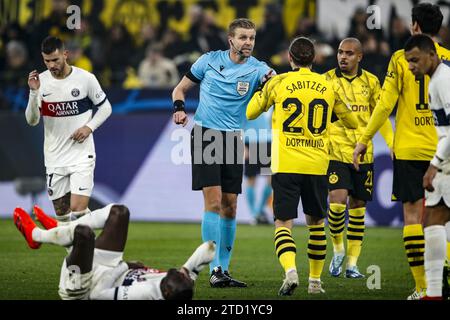 DORTMUND - (de gauche à droite) Lucas Hernandez du Paris Saint-Germain, Randal Kolo Muani du Paris Saint-Germain, l'arbitre Glenn Nyberg, Marcel Sabitzer du Borussia Dortmund, Donyell Malen du Borussia Dortmund lors du match du groupe F de l'UEFA Champions League entre le Borussia Dortmund et le Paris Saint-Germain au signal Iduna Park le 13 décembre, 2023 à Dortmund, Allemagne. ANP | Hollandse Hoogte | Bart Stoutjesdijk Banque D'Images