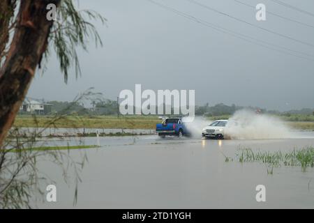 15 décembre 2023, Cairns, Queensland, Australie : des voitures tentent de passer une route dans la banlieue nord de Holloways Beach à Cairns à la suite du cyclone tropical Jasper. Le cyclone tropical Jasper a touché terre sur la région de Cairns en tant que système de catégorie 2 le mercredi 13 décembre, apportant des inondations généralisées, des débris et des vents puissants. Beaucoup dans l'extrême nord du Queensland connaissent les tempêtes tropicales, mais les variations de terrain et les conditions terrestres et côtières continuent d'apporter de nouveaux problèmes tels que les inondations soudaines et l'érosion. Certaines zones telles que les banlieues des plages du Nord peuvent Banque D'Images