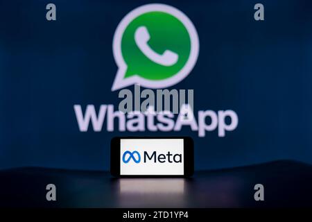 Dans cette illustration photo, le logo Meta est affiché sur un écran de téléphone portable avec le logo WhatsApp en arrière-plan. (Photo Idrees Abbas / SOPA Images/Sipa USA) *** strictement à des fins éditoriales *** Banque D'Images