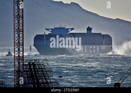 14 décembre 2023, Marseille, France : vue générale du CMA CGM Palais Royal tournant dans le port de Marseille. Le porte-conteneurs Palais Royal effectue pour la première fois un passage dans le port de Marseille avant de reprendre sa route vers le port de Fos-sur-Mer pour ravitaillement. Le CMA CGM Palais Royal est l'un des plus grands porte-conteneurs au monde propulsé au gaz naturel liquéfié (crédit image : © Gerard Bottino/SOPA Images via ZUMA Press Wire) À USAGE ÉDITORIAL SEULEMENT! Non destiné à UN USAGE commercial ! Banque D'Images