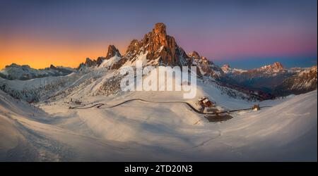 Le Giau Pass est un col de montagne dans les Dolomites dans la province de Belluno en Italie. Elle relie Cortina d'Ampezzo avec Colle Santa Lucia. Banque D'Images