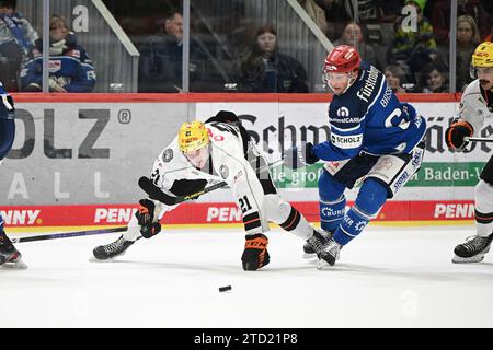 (V.l.N.r.) Eugen Alanov (Loewen Frankfurt #21) Boaz Bassen (Schwenninger Wild Wings #64) Schwenninger Wild Wings gegen Loewen Frankfurt, Eishockey, DEL, 27. Spieltag, saison 2023/2024, 15.12.2023 photo : Eibner-Pressefoto/Sven Laegler Banque D'Images