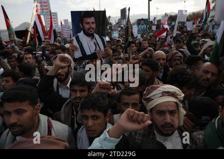 15 décembre 2023, SANAA, Sanaa, Yémen : des manifestants prennent part à une manifestation de solidarité avec les Palestiniens à Gaza, dans le cadre du conflit en cours entre Israël et les Palestiniens..les Houthis, qui sont alignés avec l'Iran, ont lancé des attaques contre des navires en mer Rouge et ont utilisé des drones et des missiles pour cibler Israël depuis le début du conflit israélo-Hamas à Gaza il y a plus de deux mois, suscitant des inquiétudes au sujet d'une escalade potentielle des tensions au Moyen-Orient..le groupe qui gouverne une grande partie du Yémen a déclaré que ses attaques sont une démonstration de solidarité avec les Palestiniens Banque D'Images