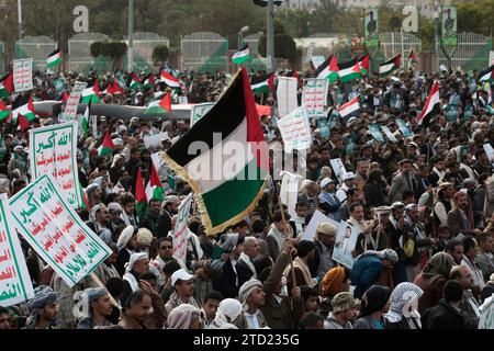 15 décembre 2023, SANAA, Sanaa, Yémen : des manifestants prennent part à une manifestation de solidarité avec les Palestiniens à Gaza, dans le cadre du conflit en cours entre Israël et les Palestiniens..les Houthis, qui sont alignés avec l'Iran, ont lancé des attaques contre des navires en mer Rouge et ont utilisé des drones et des missiles pour cibler Israël depuis le début du conflit israélo-Hamas à Gaza il y a plus de deux mois, suscitant des inquiétudes au sujet d'une escalade potentielle des tensions au Moyen-Orient..le groupe qui gouverne une grande partie du Yémen a déclaré que ses attaques sont une démonstration de solidarité avec les Palestiniens Banque D'Images