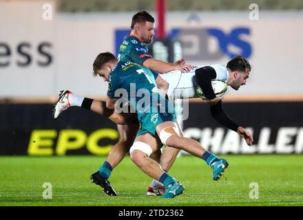 Miriani Modebadze de Black Lion est attaqué par Teddy Leatherbarrow des Scarlets lors du match de L'EPCR Challenge Cup au Parc y Scarlets, Llanelli. Date de la photo : Vendredi 15 décembre 2023. Banque D'Images