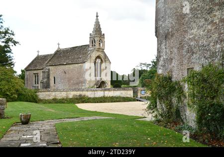 All Saintss' Church, Great Chalfield est situé à proximité du Great Chalfield Manor.IT a une cloche-côte couronnée par une courte flèche octogonale, et un porche Banque D'Images