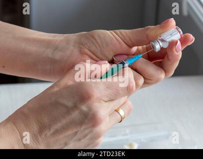 Gros plan de la femme préparant le médicament pour l'injection. Banque D'Images