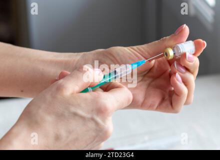 Gros plan de la femme préparant le médicament pour l'injection. Banque D'Images