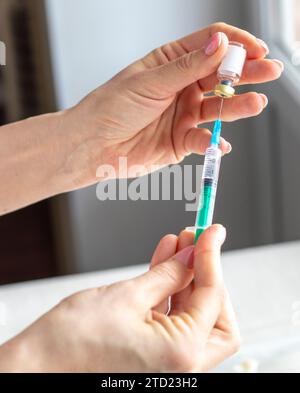 Gros plan de la femme préparant le médicament pour l'injection. Banque D'Images