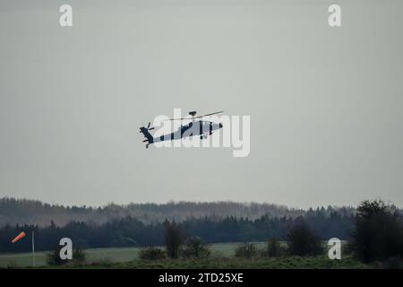 Armée britannique Apache AH64E AH-64E hélicoptère Gunship dans l'action militaire de faible niveau Fligth. Wilts UK Banque D'Images