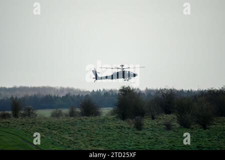 Armée britannique Apache AH64E AH-64E hélicoptère Gunship dans l'action militaire de faible niveau Fligth. Wilts UK Banque D'Images