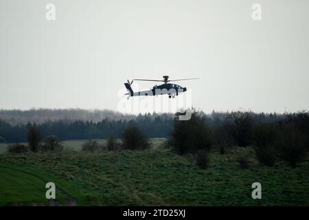 Armée britannique Apache AH64E AH-64E hélicoptère Gunship dans l'action militaire de faible niveau Fligth. Wilts UK Banque D'Images