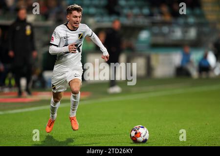 DEN HAAG, PAYS-BAS - DÉCEMBRE 15 : Roy Kuijpers de NAC Breda court avec le ballon lors du match néerlandais Keuken Kampioen Divisie entre ado Den Haag et NAC Breda au Bingoal Stadion le 15 décembre 2023 à Den Haag, pays-Bas. (Photo Hans van der Valk/Orange Pictures) Banque D'Images