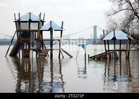 Impression vom Hochwasser in Köln am Ufer von Köln-Rodenkirchen : Am Ufer des Rhein sind Spielplätze, Gehwege und Wiesen überflutet. Absperrungen weisen auf Hochwasser Hin. Themenbild, Symbolbild Köln, 15.12.2023 NRW Deutschland *** impression de l'inondation à Cologne sur les rives de Cologne Rodenkirchen les aires de jeux, les sentiers et les prairies sont inondés sur les rives du Rhin les barrières indiquent l'inondation image thématique, image symbolique Cologne, 15 12 2023 NRW Allemagne Copyright : xChristophxHardtx Banque D'Images